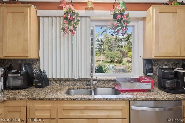 4665 W Maple Road, Bloomfield Hills, MI 48301