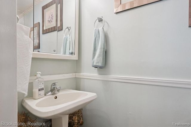4665 W Maple Road, Bloomfield Hills, MI 48301