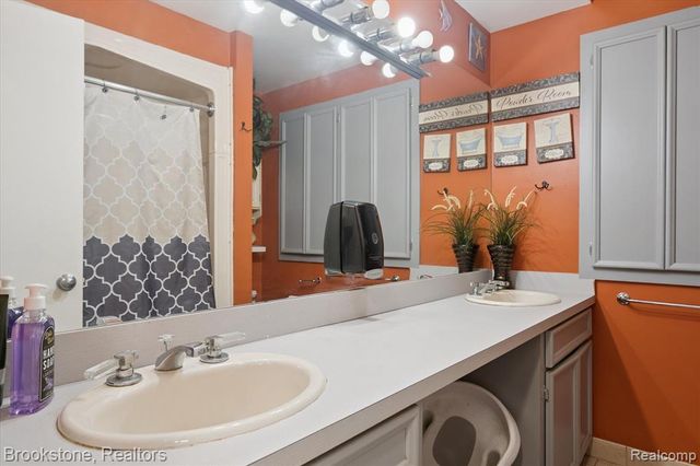 4665 W Maple Road, Bloomfield Hills, MI 48301