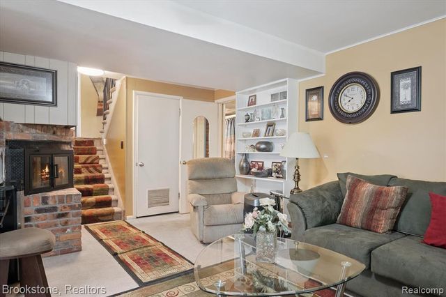 4665 W Maple Road, Bloomfield Hills, MI 48301