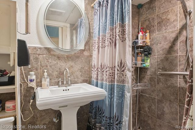 4665 W Maple Road, Bloomfield Hills, MI 48301