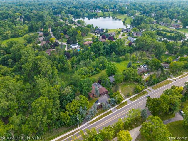 4665 W Maple Road, Bloomfield Hills, MI 48301