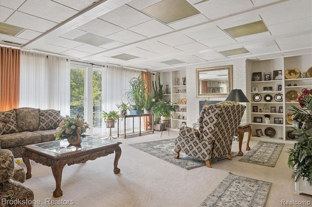 4665 W Maple Road, Bloomfield Hills, MI 48301