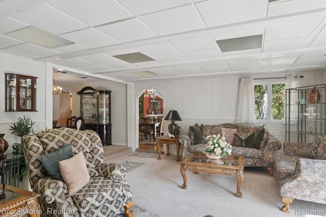 4665 W Maple Road, Bloomfield Hills, MI 48301