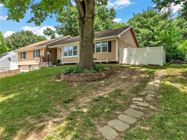 3137 Lakeview Circle, Leavenworth, KS 66048