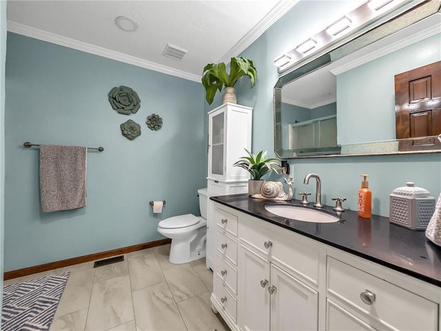 3137 Lakeview Circle, Leavenworth, KS 66048