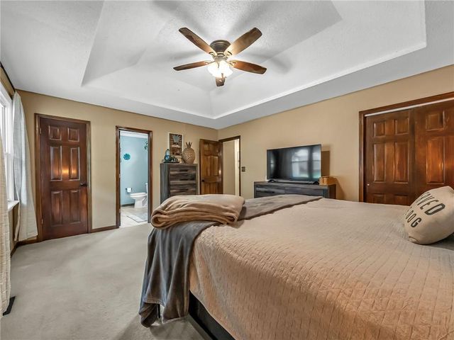 3137 Lakeview Circle, Leavenworth, KS 66048