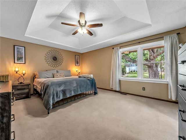 3137 Lakeview Circle, Leavenworth, KS 66048