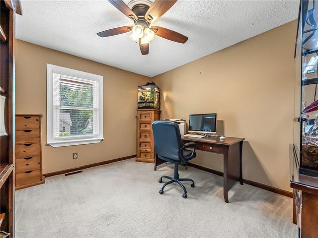 3137 Lakeview Circle, Leavenworth, KS 66048
