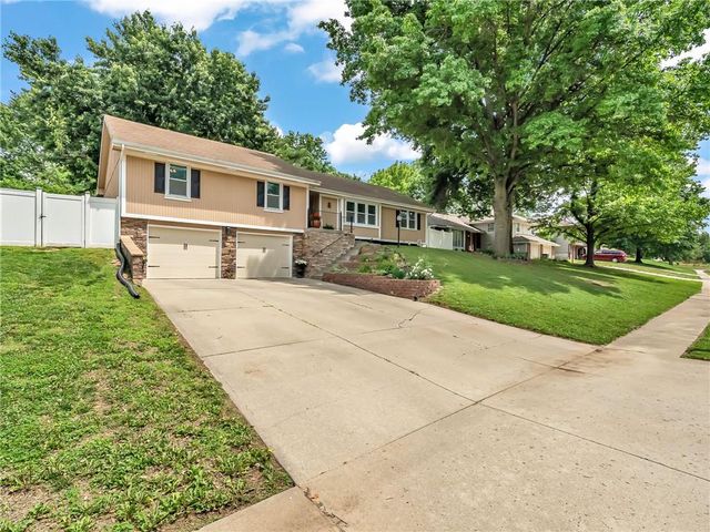3137 Lakeview Circle, Leavenworth, KS 66048