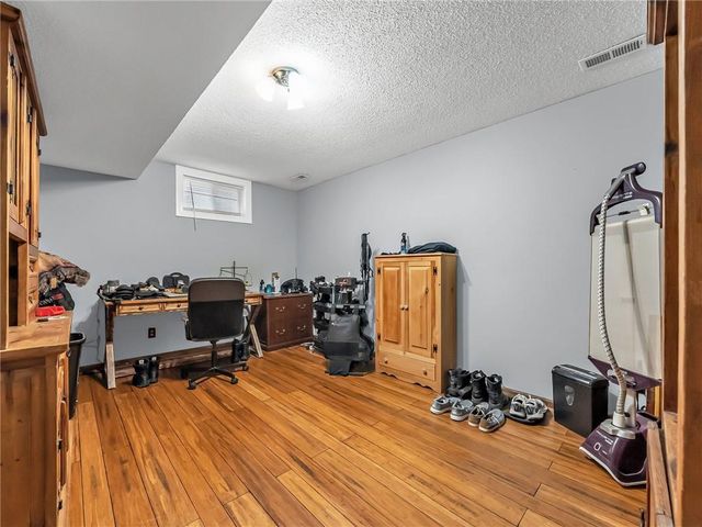 3137 Lakeview Circle, Leavenworth, KS 66048