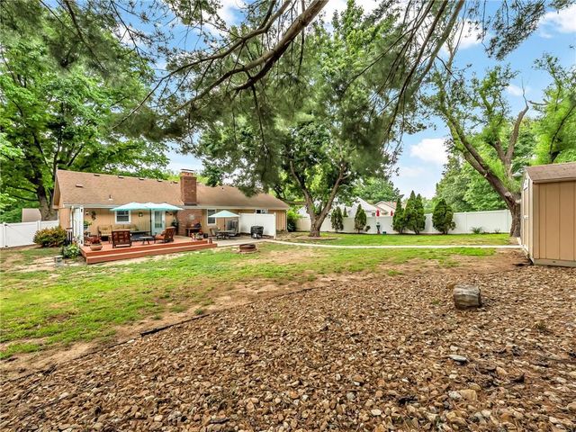 3137 Lakeview Circle, Leavenworth, KS 66048