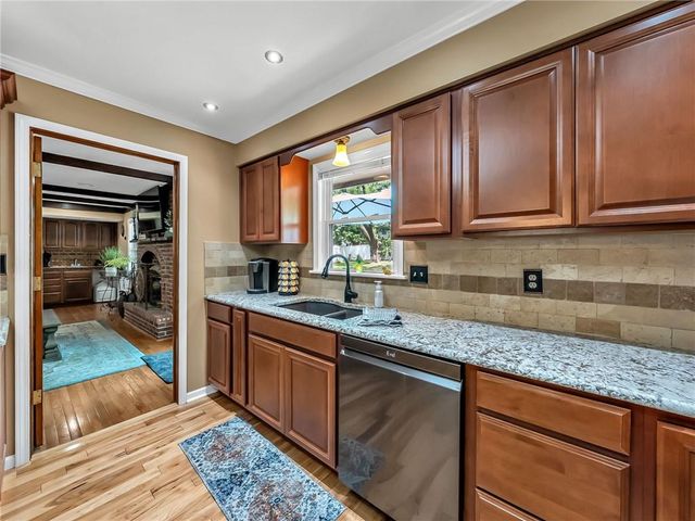 3137 Lakeview Circle, Leavenworth, KS 66048