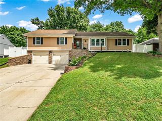 3137 Lakeview Circle, Leavenworth, KS 66048