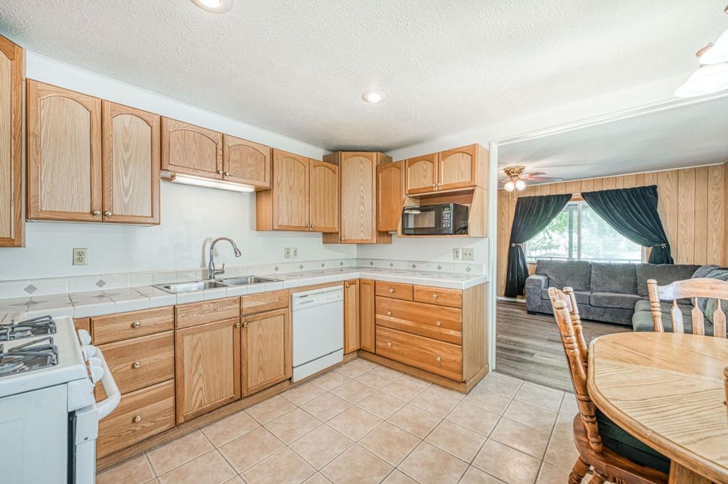 Image 4 of property listing at 10426 S Bethel Avenue, Selma, CA 93662