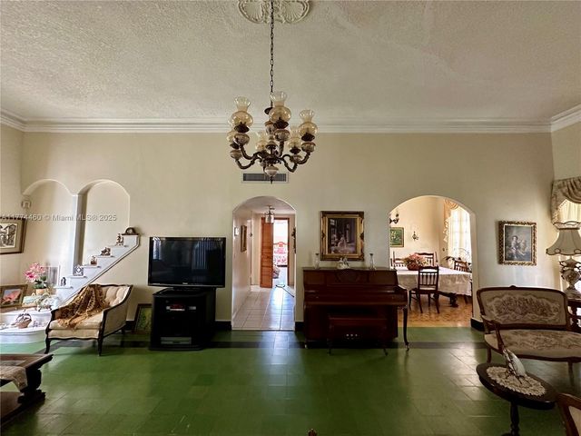 870 NW 14th Ct, Miami, FL 33125