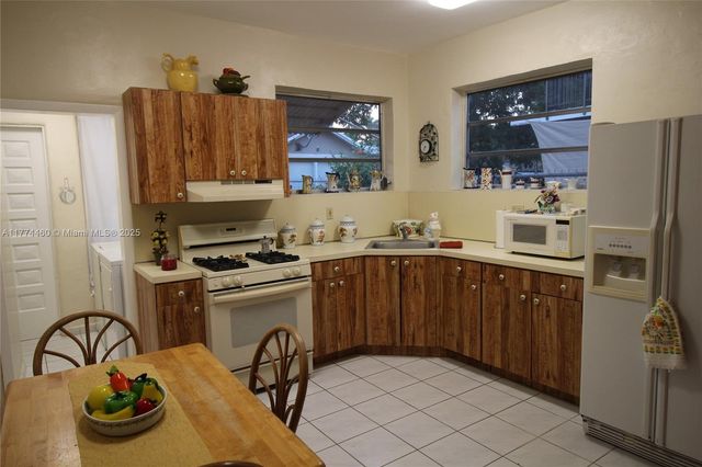 870 NW 14th Ct, Miami, FL 33125