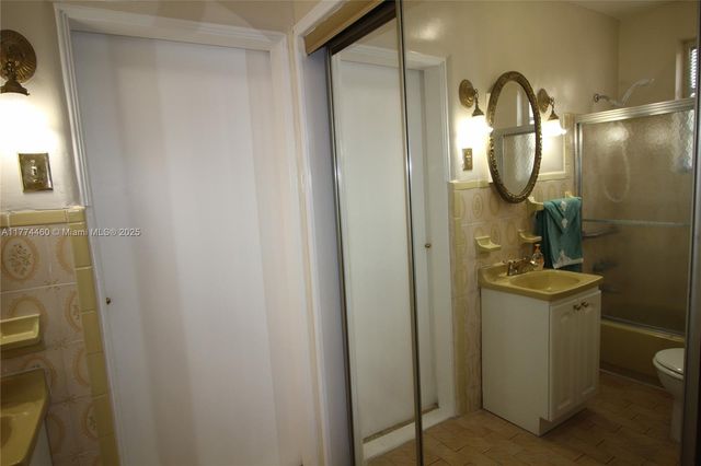 870 NW 14th Ct, Miami, FL 33125
