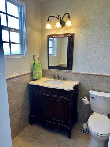 870 NW 14th Ct, Miami, FL 33125