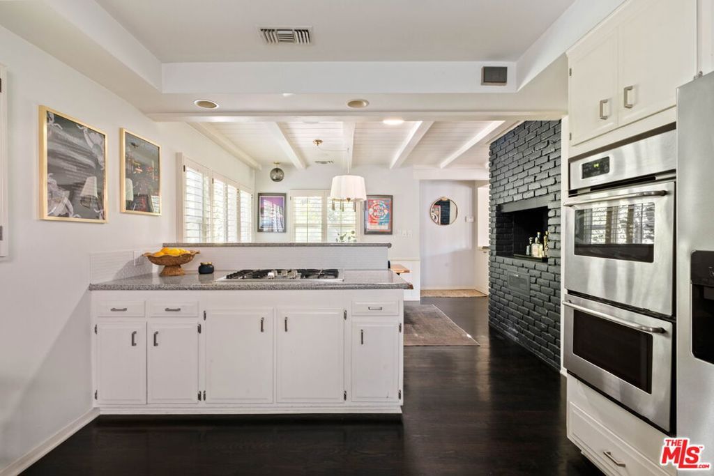 Image 13 of property listing at 2855 Effie Street, Los Angeles, CA 90026