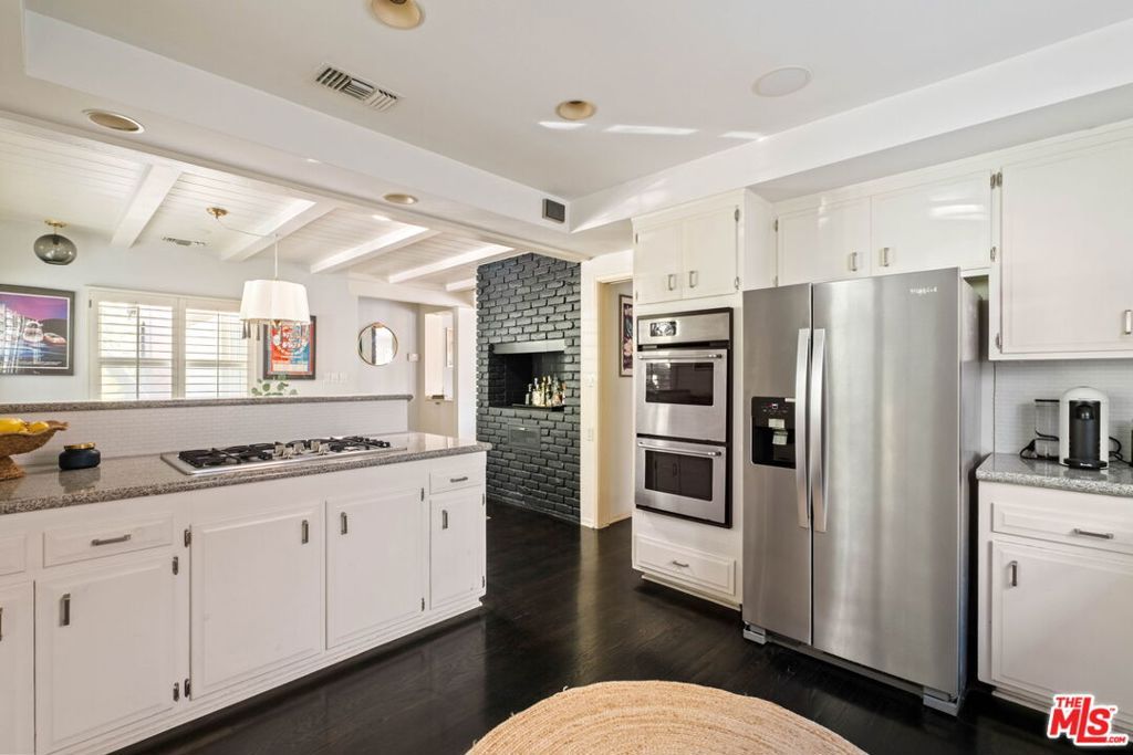 Image 14 of property listing at 2855 Effie Street, Los Angeles, CA 90026
