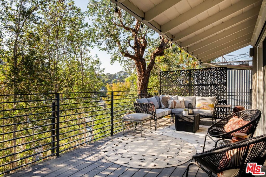 Image 18 of property listing at 2855 Effie Street, Los Angeles, CA 90026