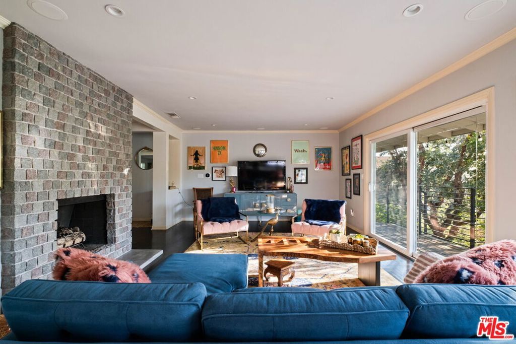 Image 6 of property listing at 2855 Effie Street, Los Angeles, CA 90026