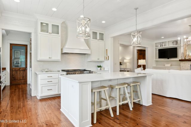 209 Nicholson Avenue, Waveland, MS 39576