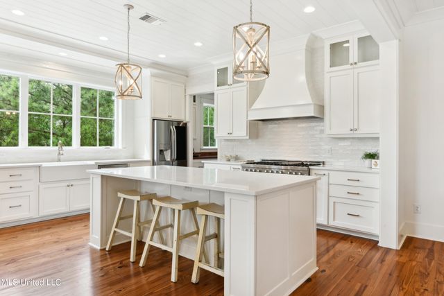 209 Nicholson Avenue, Waveland, MS 39576