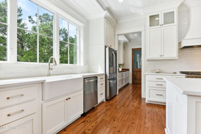 209 Nicholson Avenue, Waveland, MS 39576