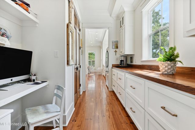 209 Nicholson Avenue, Waveland, MS 39576