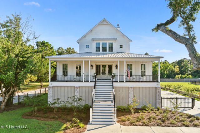 209 Nicholson Avenue, Waveland, MS 39576