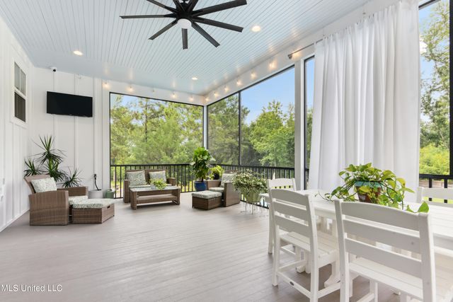 209 Nicholson Avenue, Waveland, MS 39576