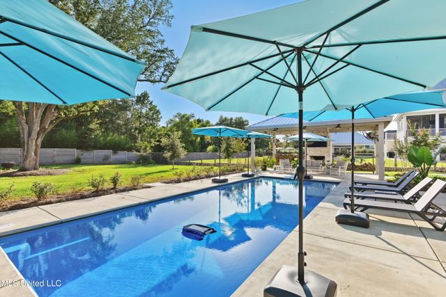 209 Nicholson Avenue, Waveland, MS 39576