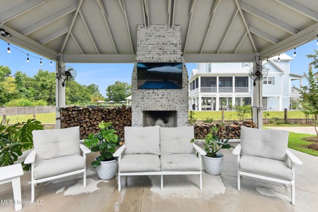 209 Nicholson Avenue, Waveland, MS 39576