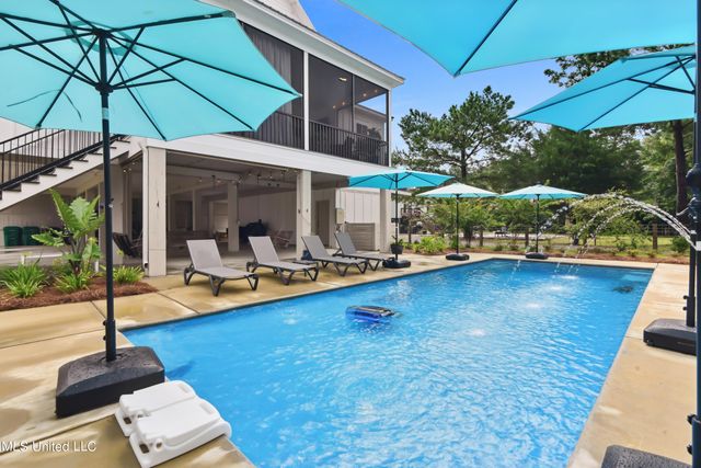 209 Nicholson Avenue, Waveland, MS 39576