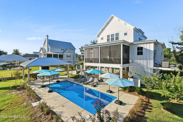 209 Nicholson Avenue, Waveland, MS 39576