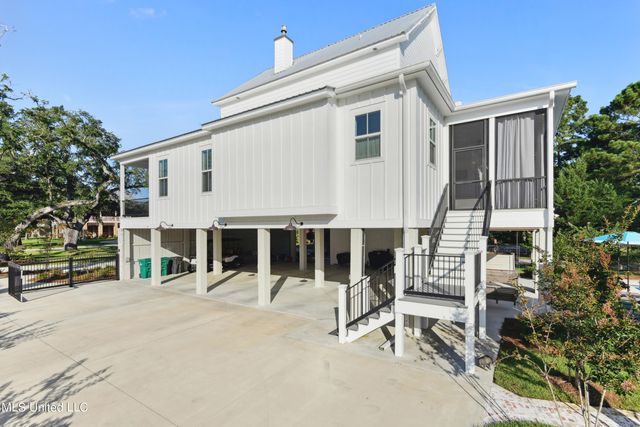 209 Nicholson Avenue, Waveland, MS 39576