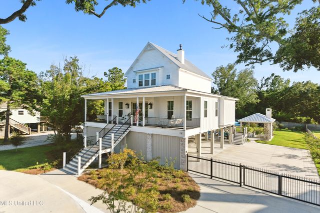 209 Nicholson Avenue, Waveland, MS 39576