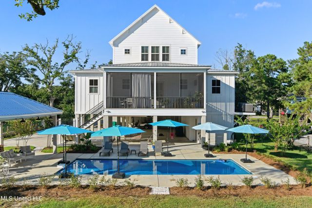 209 Nicholson Avenue, Waveland, MS 39576