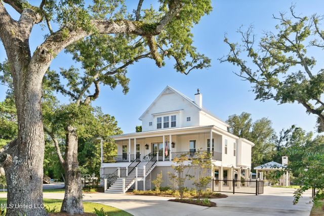 209 Nicholson Avenue, Waveland, MS 39576