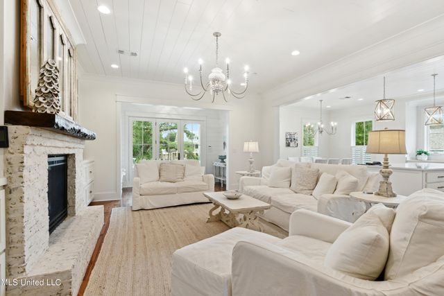 209 Nicholson Avenue, Waveland, MS 39576