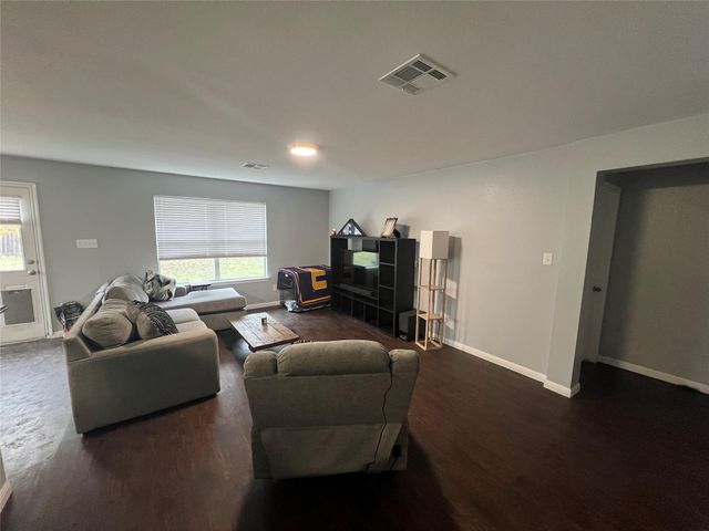 2100 Boyer DR, Taylor, TX 76574