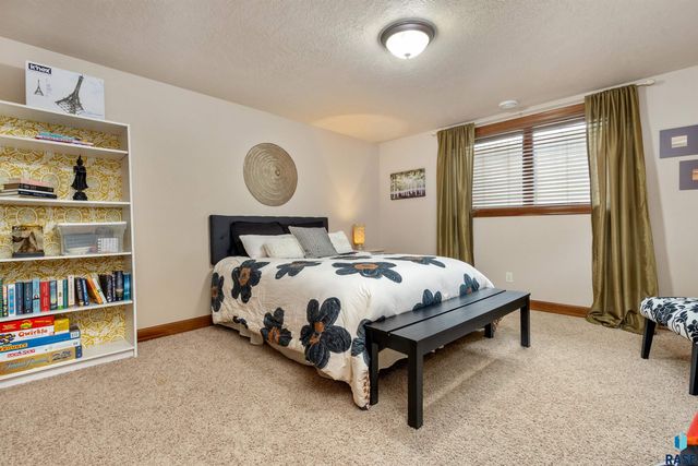 7301 S Grand Arbor Ct Court, Sioux Falls, SD 57108