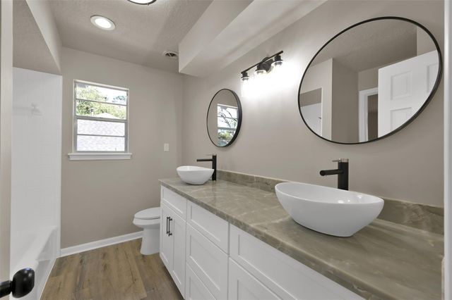 88 April Wind Drive S, Conroe, TX 77356