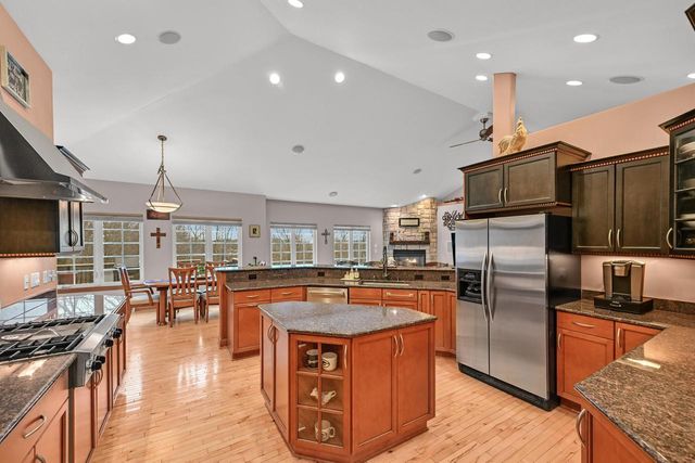 W292N4254 Prairie Wind CIRCLE N, Pewaukee, WI 53072