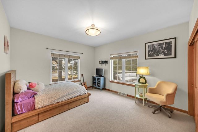 W292N4254 Prairie Wind CIRCLE N, Pewaukee, WI 53072