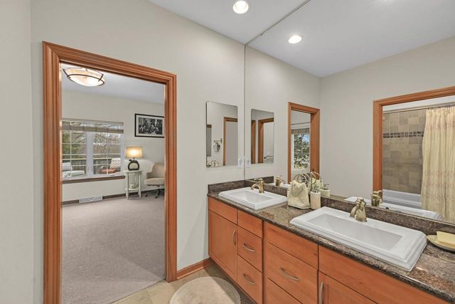 W292N4254 Prairie Wind CIRCLE N, Pewaukee, WI 53072