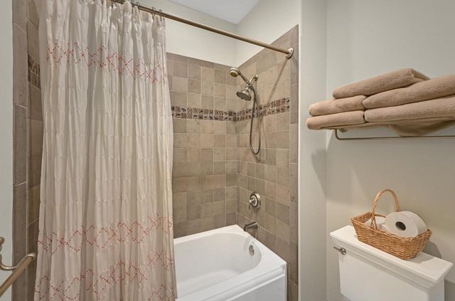 W292N4254 Prairie Wind CIRCLE N, Pewaukee, WI 53072