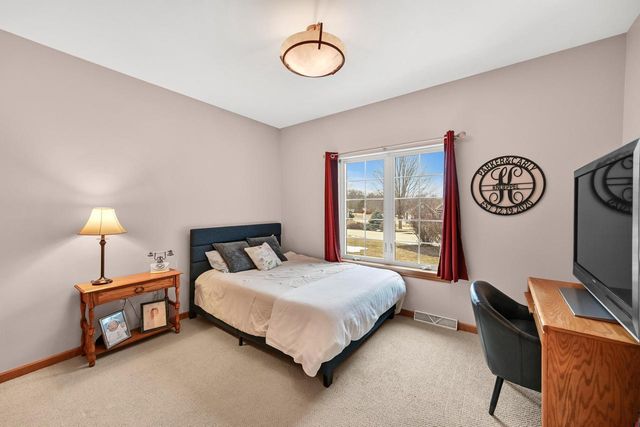 W292N4254 Prairie Wind CIRCLE N, Pewaukee, WI 53072